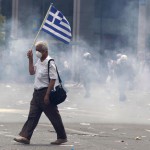Crisi in Grecia, violenti scontri davanti al parlamento della capitale Crisi in Grecia, violenti scontri davanti al parlamento della capitale