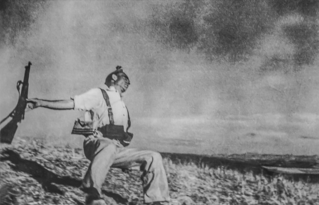 Robert Capa  Morte di un miliziano 1936  Stampa ai sali d’argento  40,69×50,86 cm  Collezione Julian Castilla  © Robert Capa/ICP/Magnum Photos/Contacto
