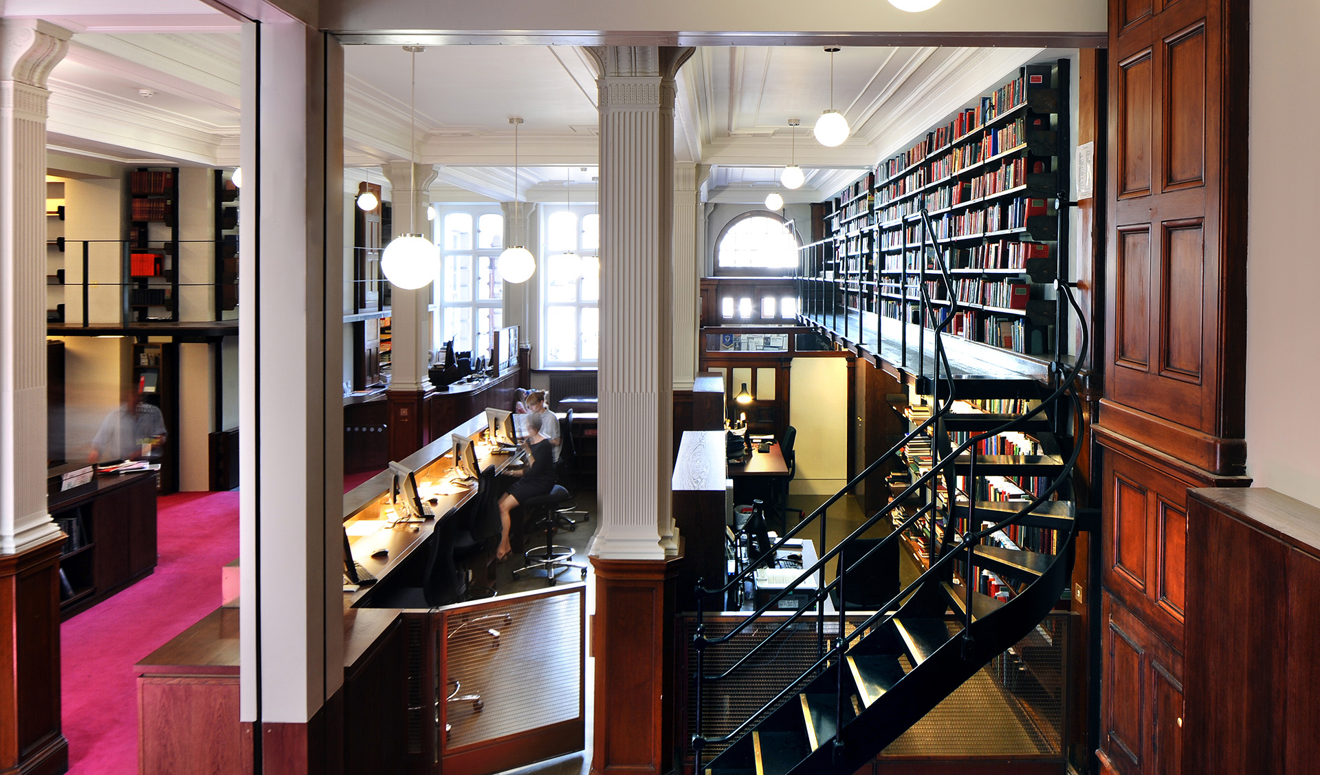 Библиотека 23 года. Библиотека в Лондоне. Библиотека британского музея в Лондоне. Библиотека музея Великобритании. Здание библиотеки Лондон.