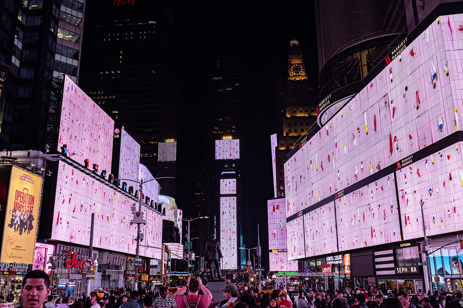 Yuge Zhou in loop a Times Square invita a una riflessione collettiva