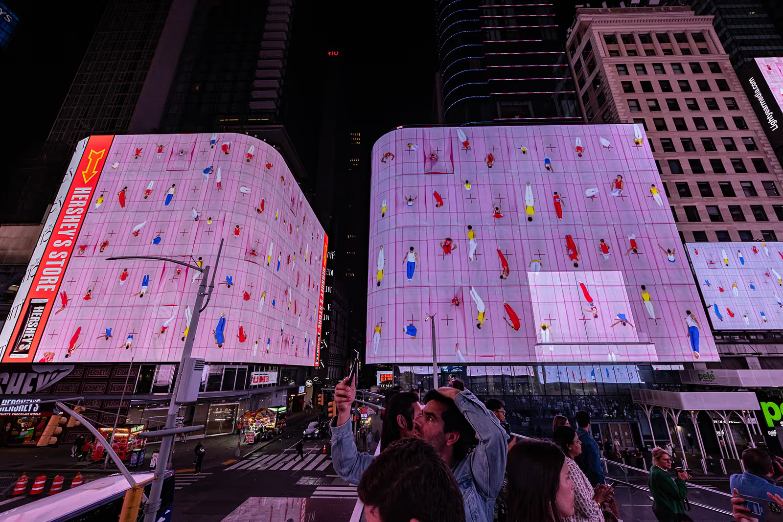 Yuge Zhou in loop a Times Square invita a una riflessione collettiva